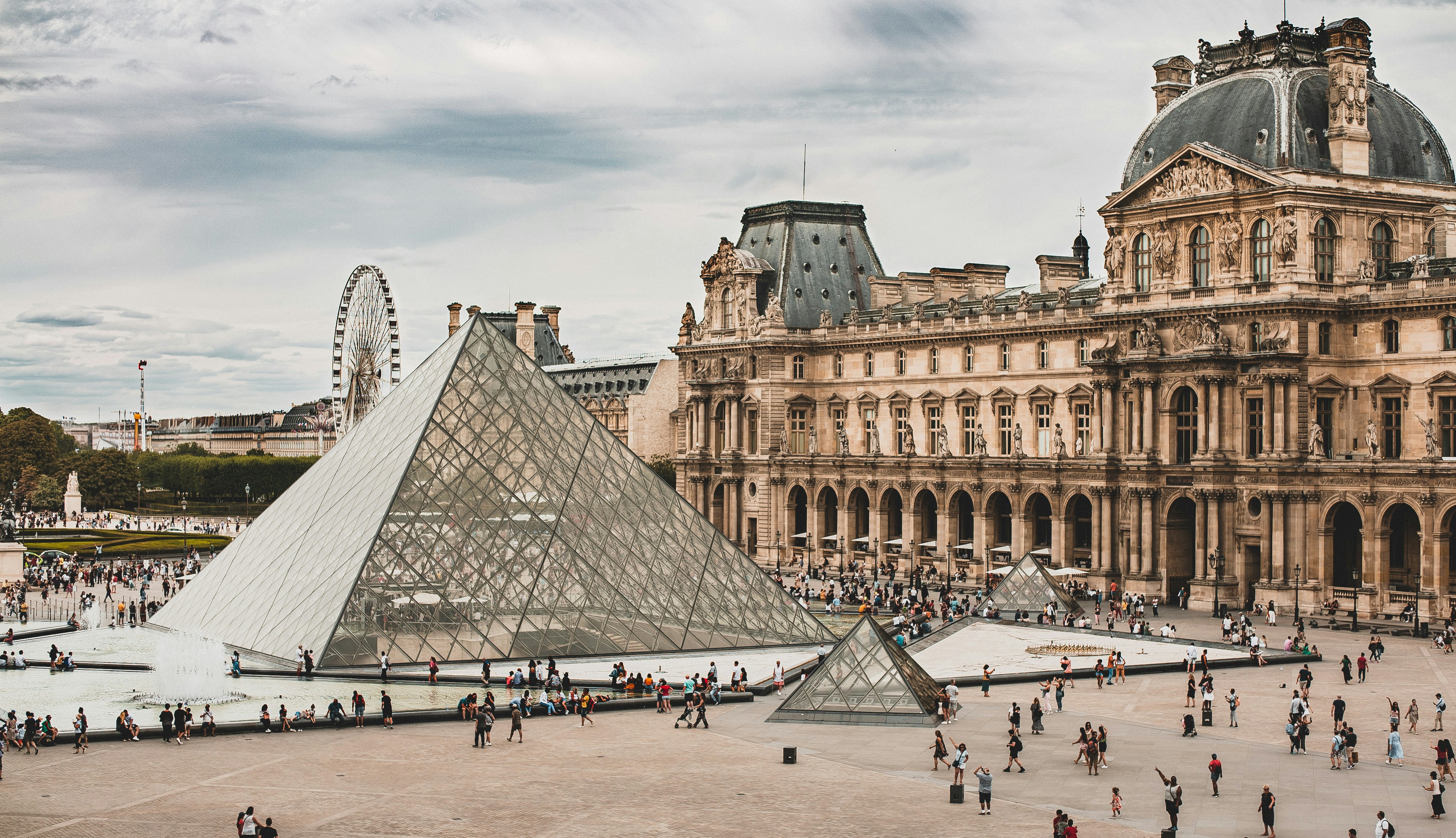 Louvre — Gece & Küratörle Özel Ziyaret — Paris, Fransa