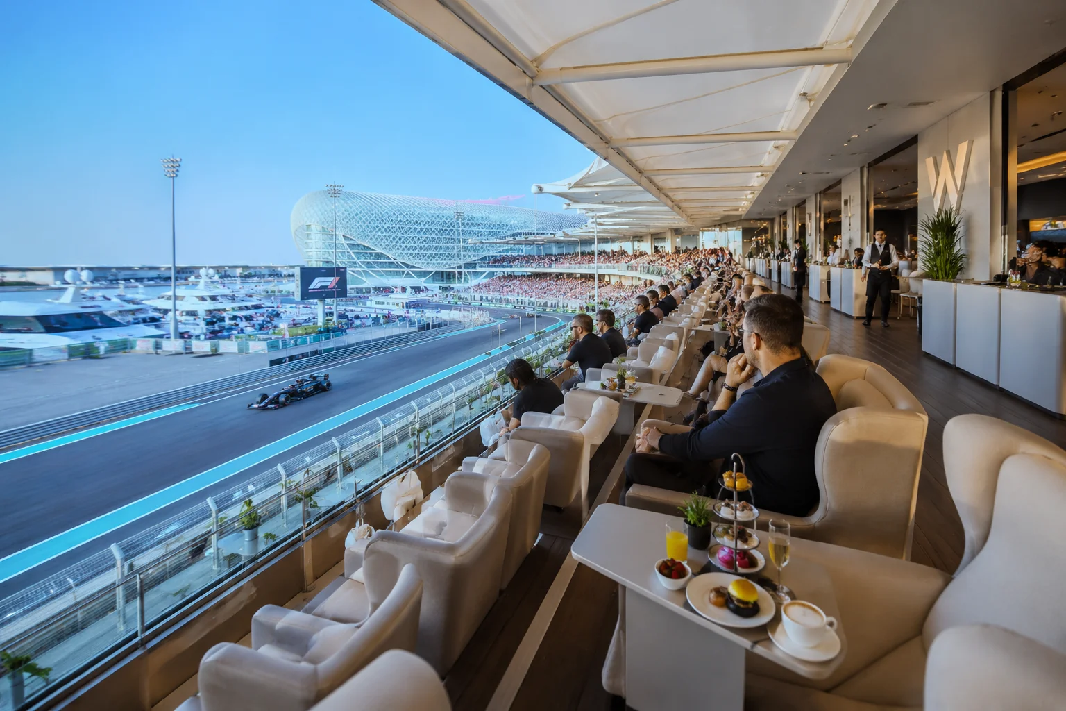 Formula 1 dünyasının içine adım atın