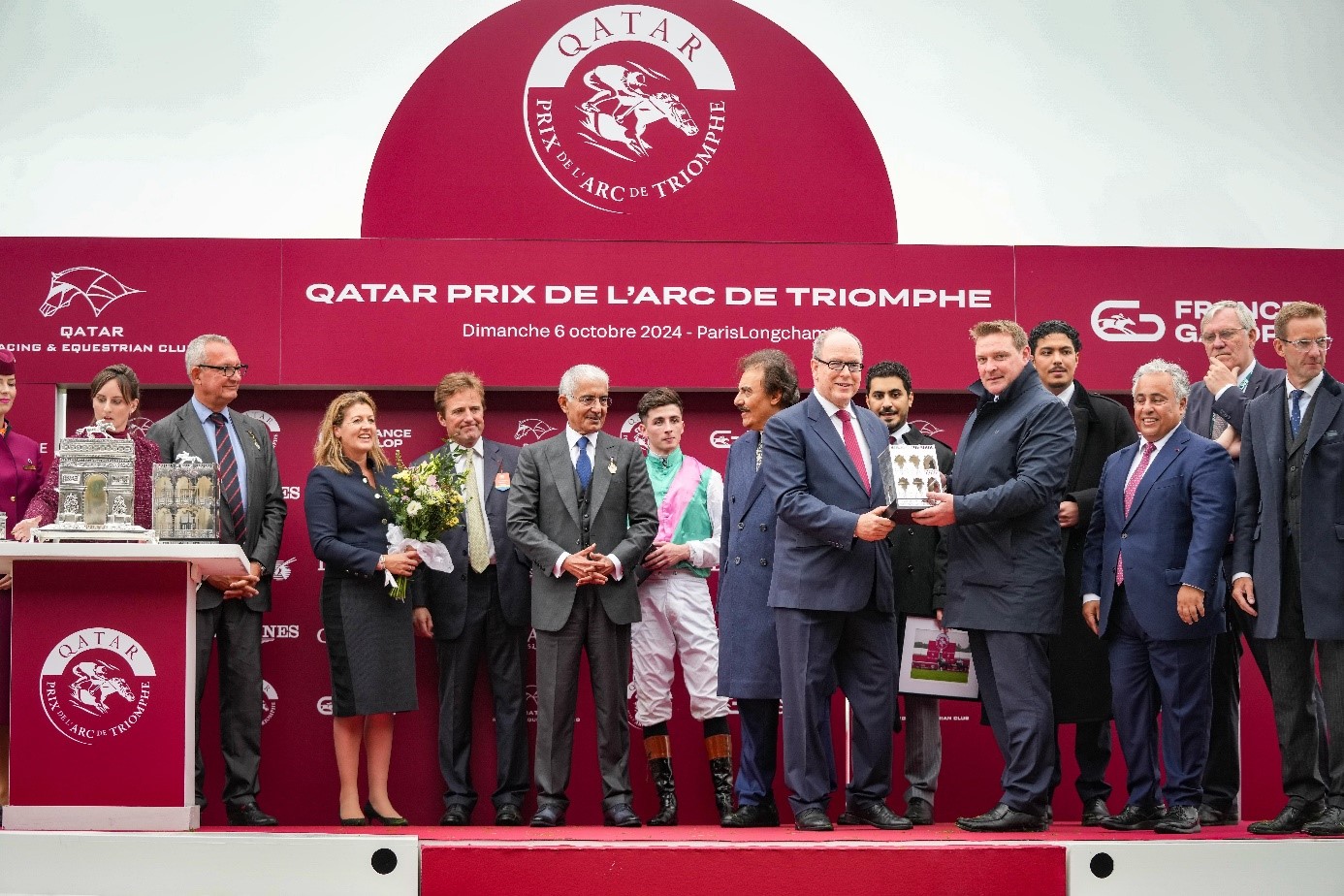 Longchamp’taki yarış heyecanını Paris’in zarafetiyle birleştirin